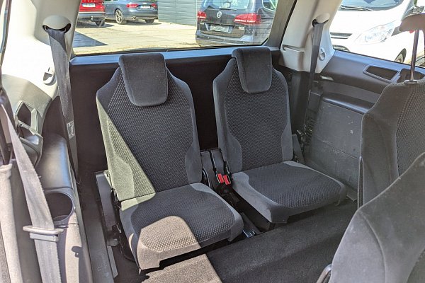 Citroën Grand C4 Picasso 1.6HDi 80kW 7 MÍST PDC ČR