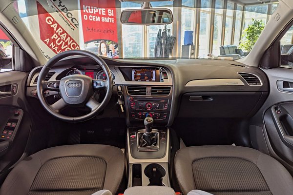 Audi A4 AVANT 2.0TDi 125kW 4x4 PDC BIXENONY ČR